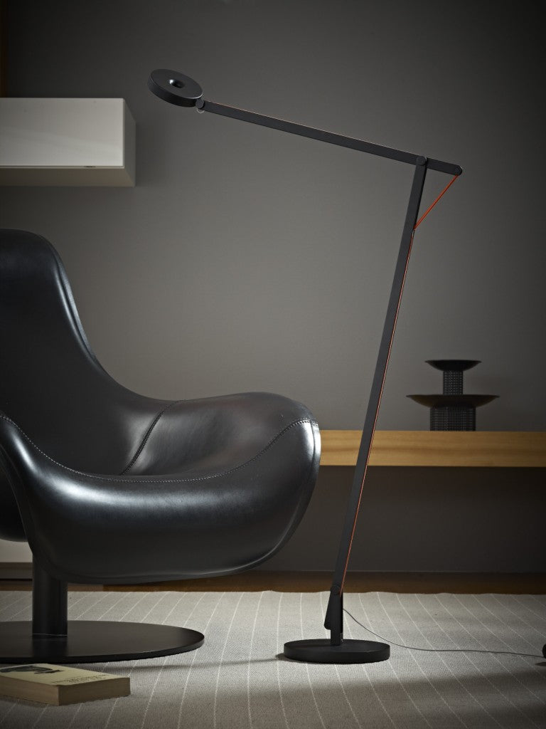 miljøbillede af String F1 sort gulvlampe fra Rotaliana