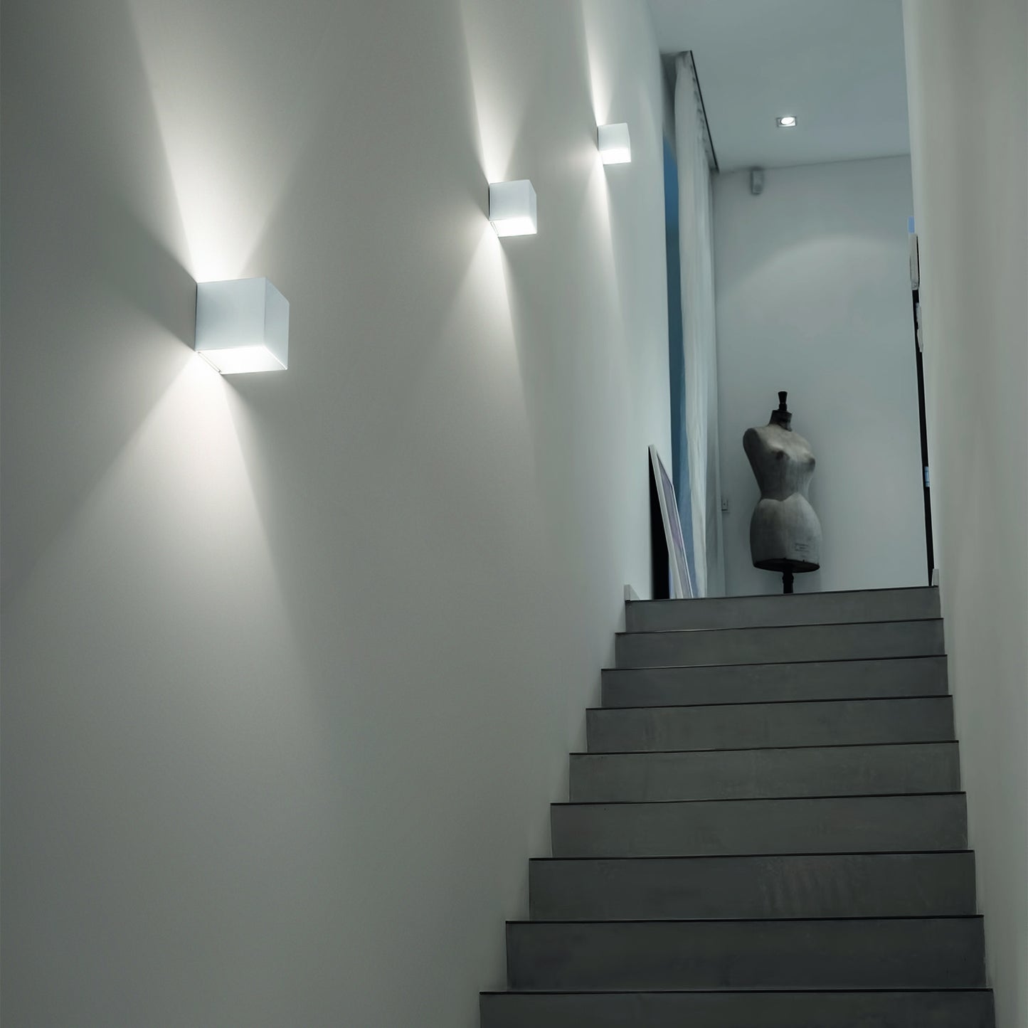 miljøbillede af Secret IP54 i grå på trappeopgang væglampe fra Eggerlicht