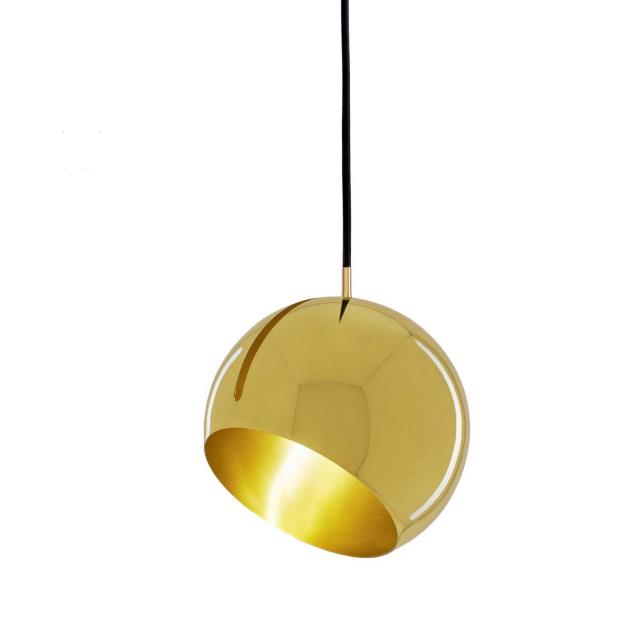 Tilt Globe Brass pendel fra Nyta 2