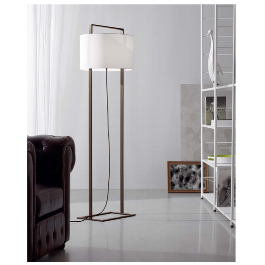 Gulvlampe 2131 med hvid Ponge skærm og brunt stel