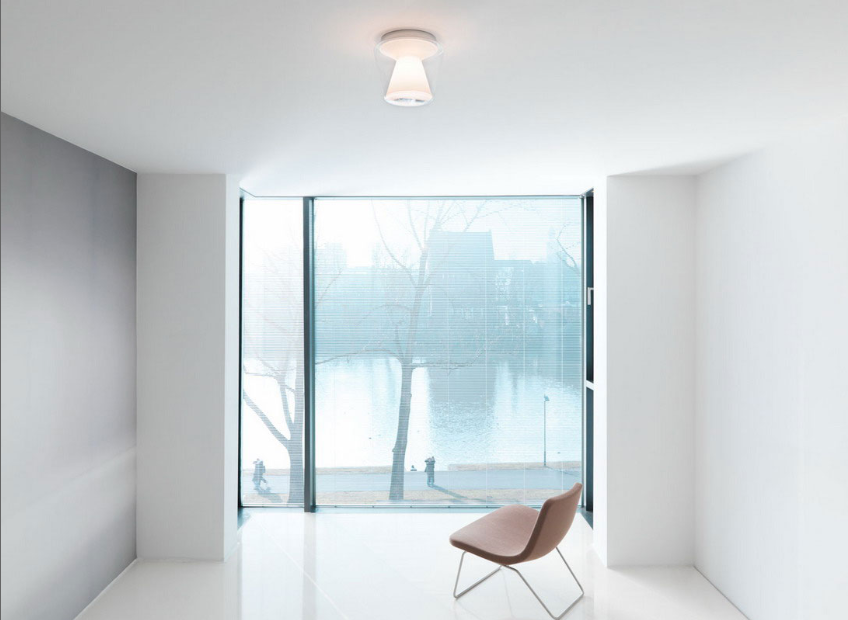 Miljøbillede af Annex L loftlampe med klar skærm og opal hvid inderskærm fra Serien Lighting