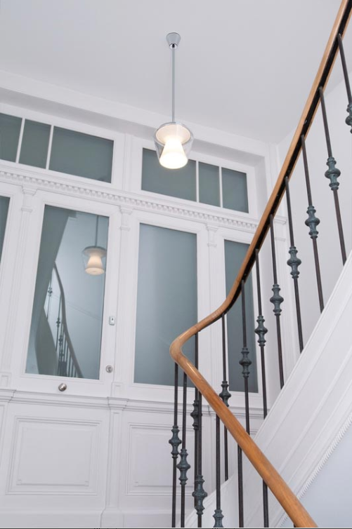 Miljøbillede af Annex pendel med opal hvid reflektor på trappeopgang fra Serien Lighting