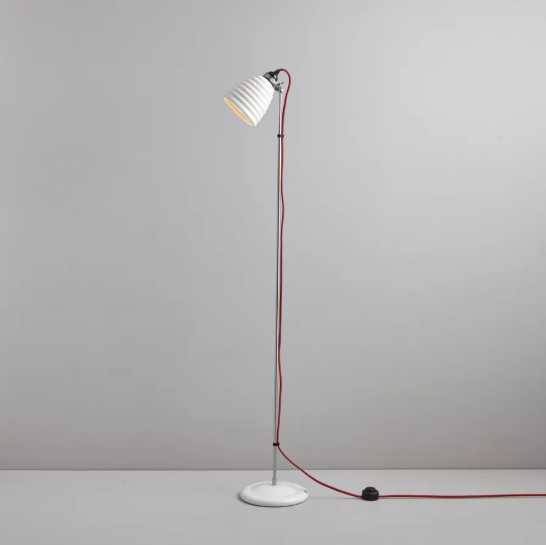 Miljøbillede af Hector Bibendum gulvlampe med rød stofledning fra Original BTC