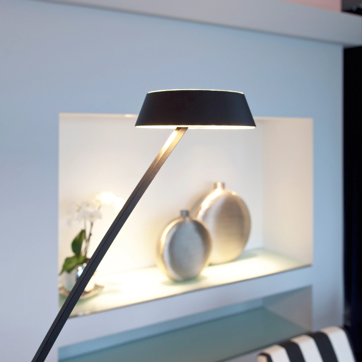 Miljøbillede af mat sort gulvlampe