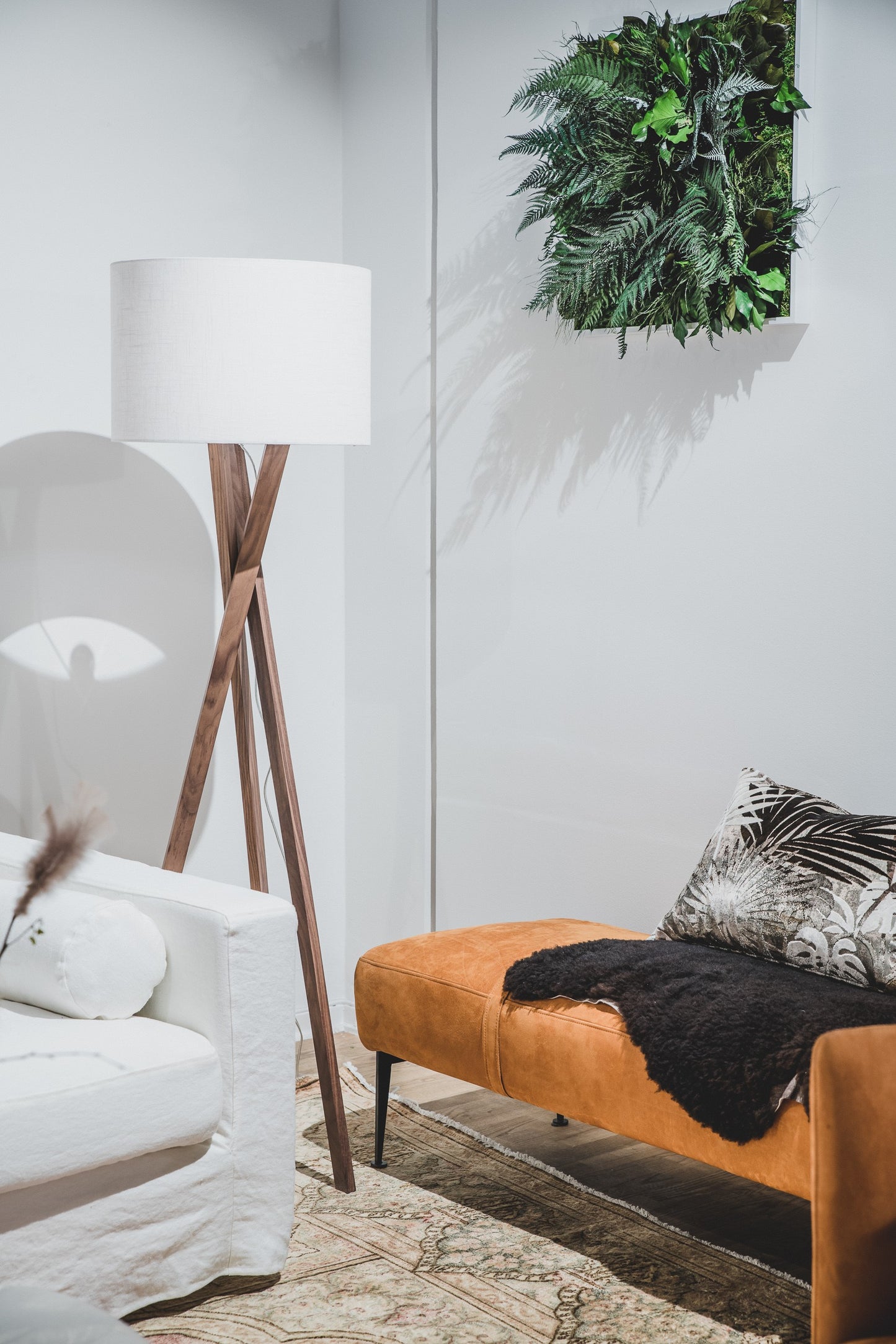 Vega gulvlampe fra By Rydens, Valnød