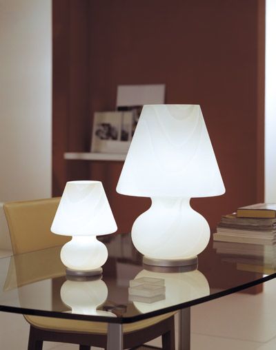 Alice 2422 og 2423 i opal hvid bordlampe fra Selene