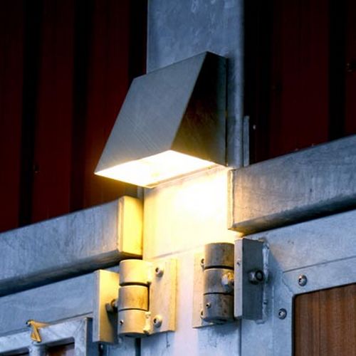 felix væglampe i galvaniseret på stald