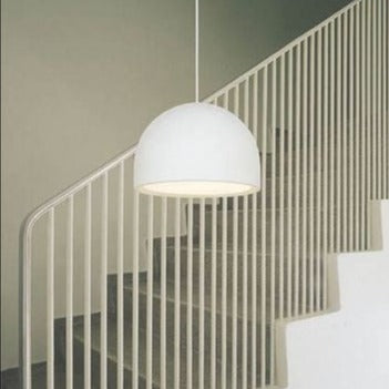 Miljøbillede af H+M pendel i trappeopgang i hvid fra Focus Lighting