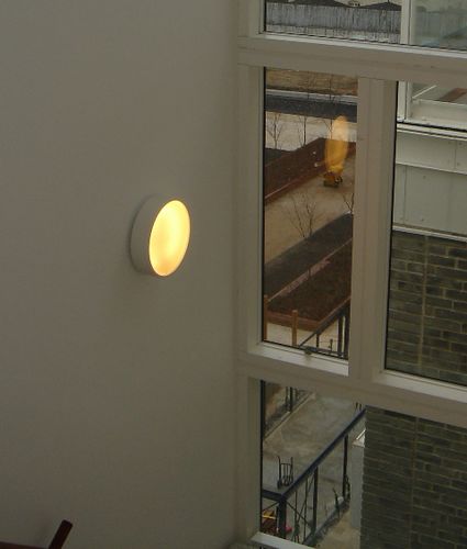 H+M her som væglampe i hvid fra Focus Lighting