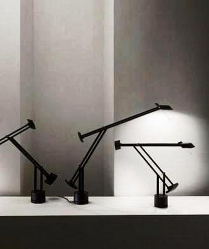Tizio bordlampe i sort i forskellige positioner