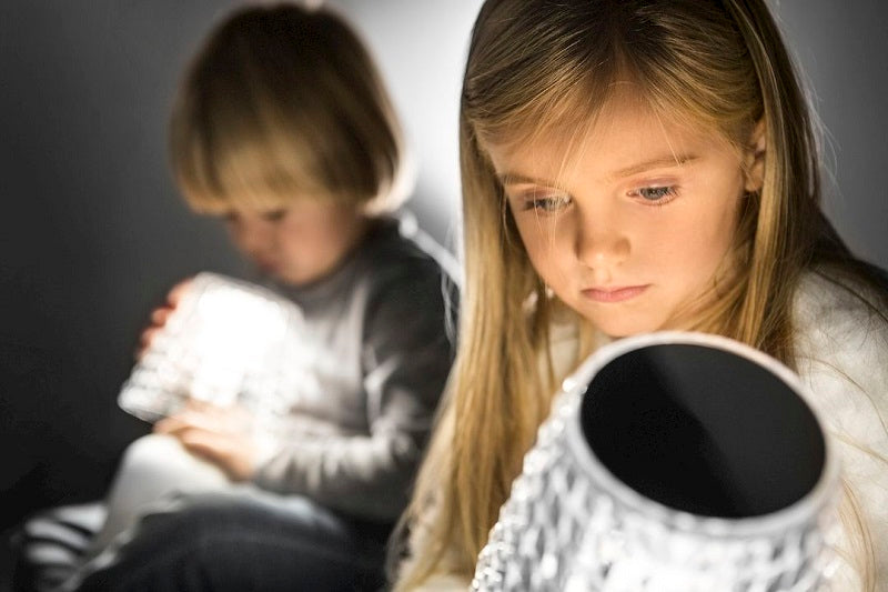Miljøbillede af Valentina LED bordlampe hvor børnene læser fra Studio Italia Design
