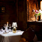 Miljøbillede på restaurent med Valentina LED bordlampe i guld fra Studio Italia Design