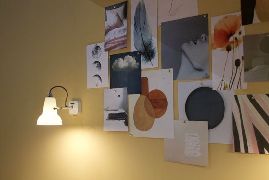 Miljøbillede af Original 1227 Mini Ceramic væglampe ved opslagstavle Anglepoise