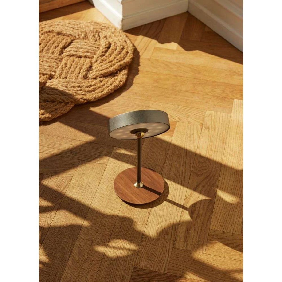 On the move portable bordlampe fra Halo Design