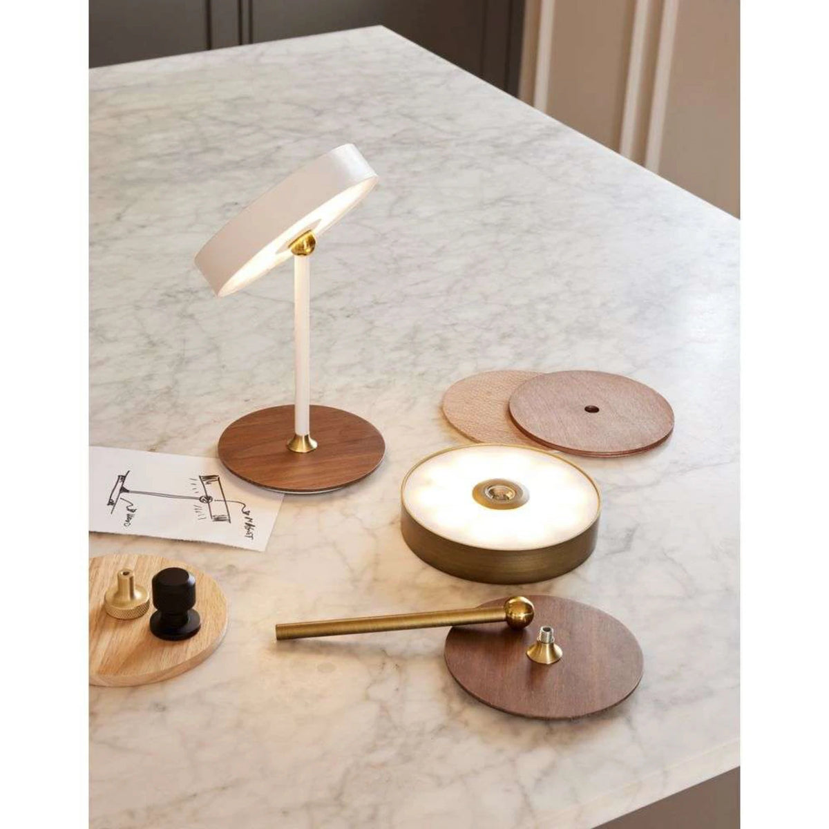 On the move portable bordlampe fra Halo Design