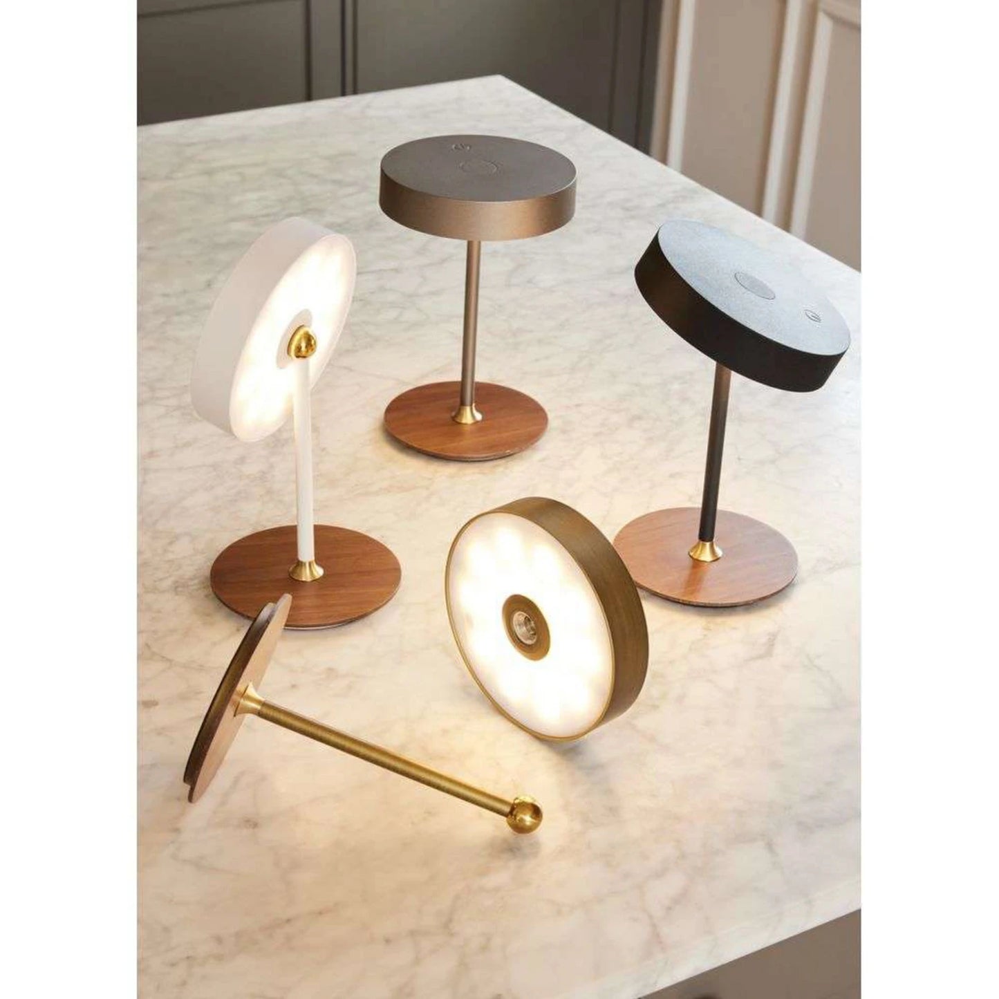 On the move portable bordlampe fra Halo Design