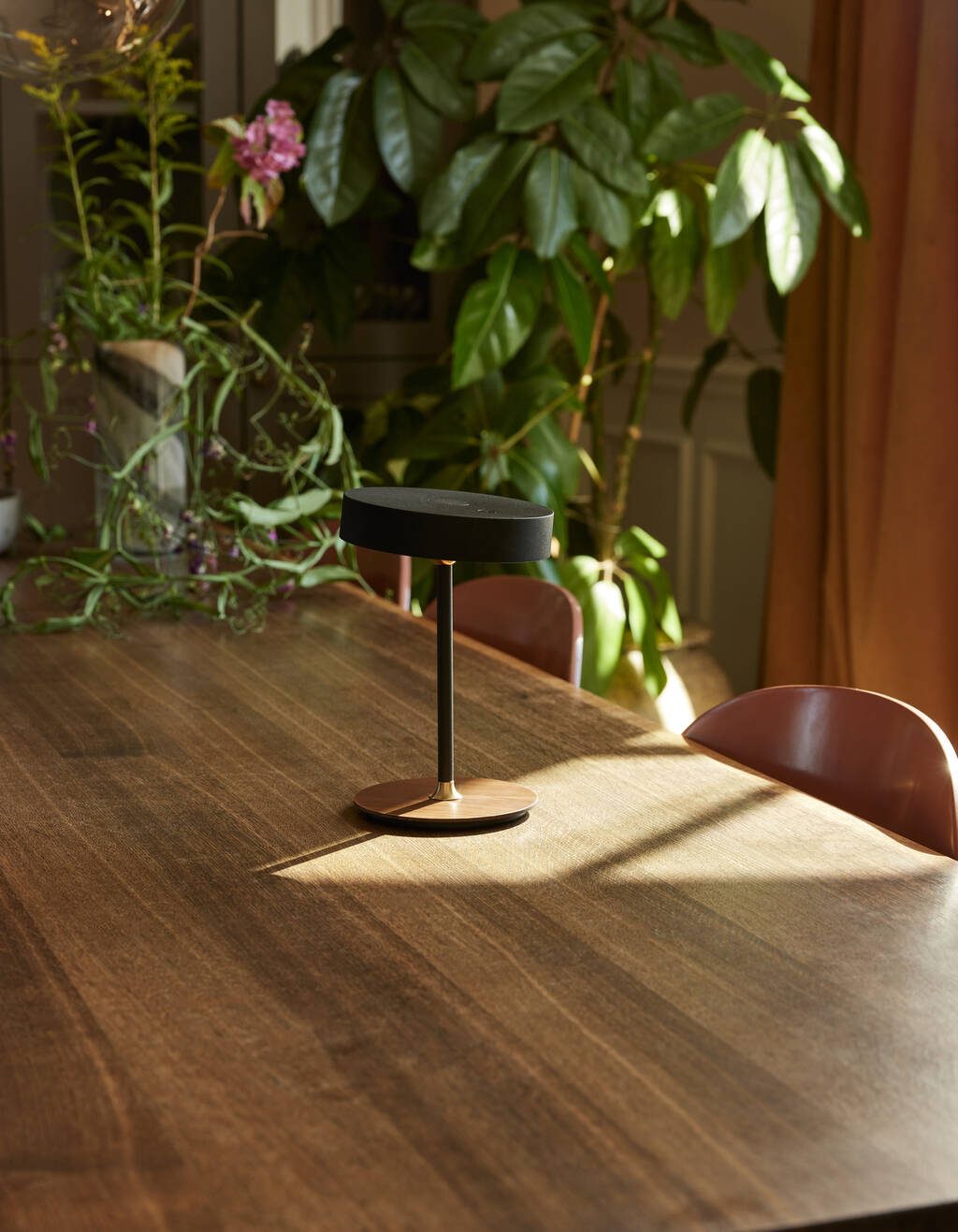 On the move portable bordlampe fra Halo Design