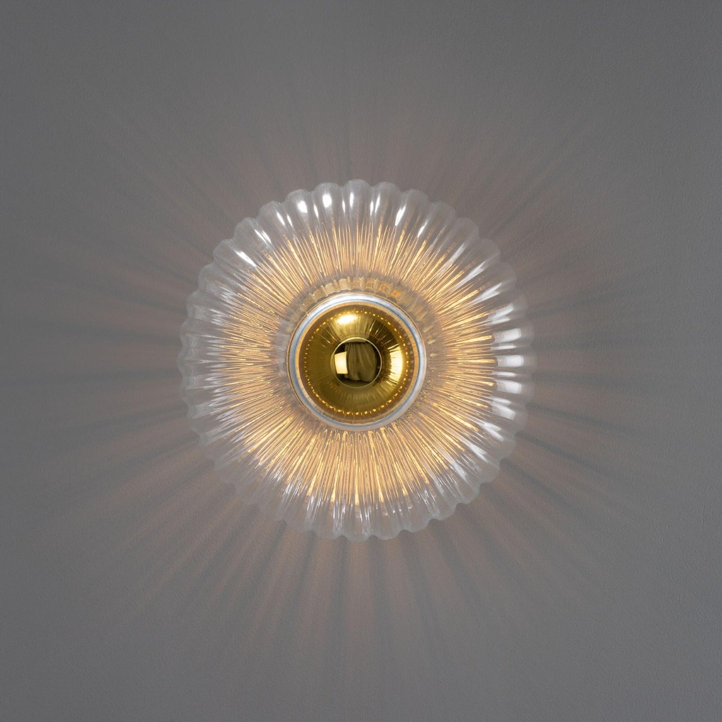 Neith oval reeded glass and brass væglampe MULLAN