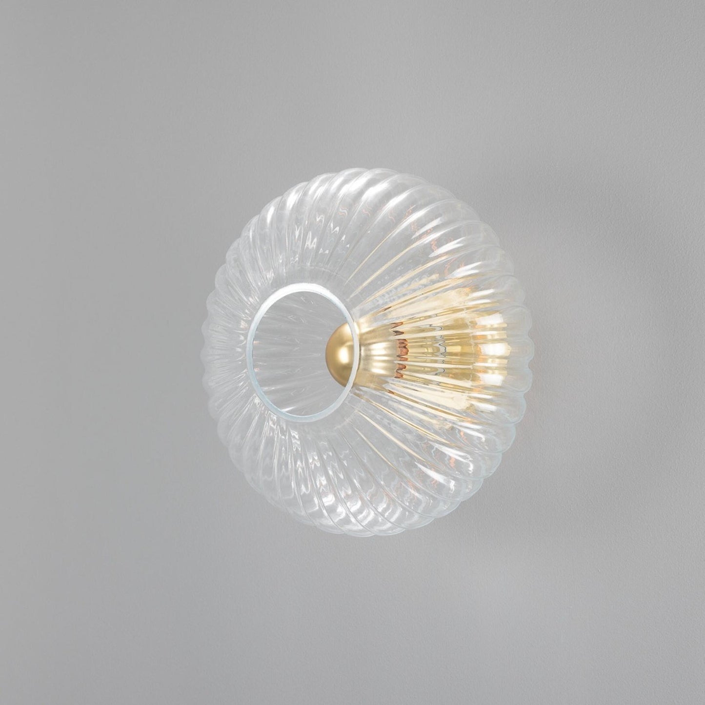 Neith oval reeded glass and brass væglampe MULLAN