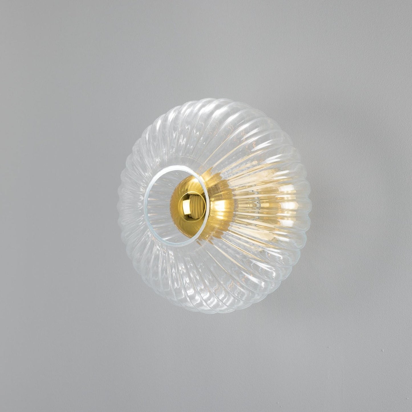 Neith oval reeded glass and brass væglampe MULLAN