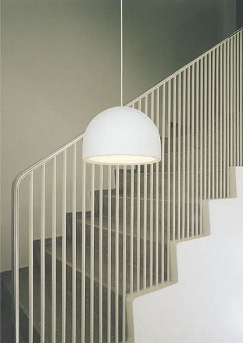 Miljøbillede af H+M pendel i trappeopgang i hvid  fra Focus Lighting