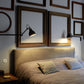 Miljøbillede af Lampe Gras 203 væglampe i soveværelse i sort/sort