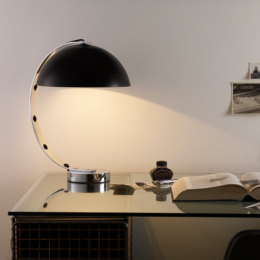 miljøbillede af London FT462 bordlampe på skænk fra original BTC