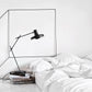 Miljøbillede af Arigato sort bordlampe ved seng fra Gropa Products
