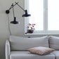Miljøbillede af Arigato 2 sort ved sofa væglampe fra Gropa Products