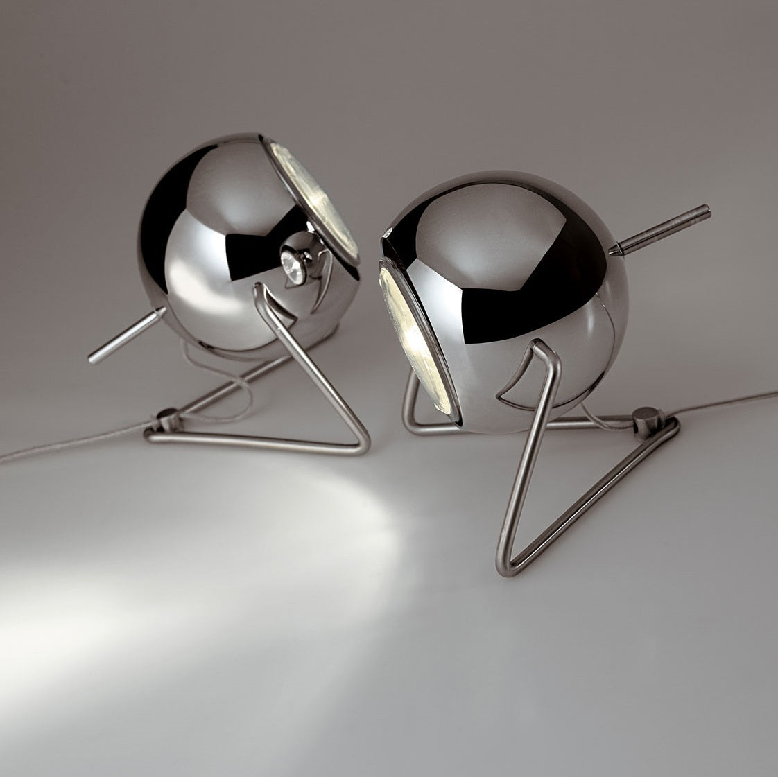 Miljøbillede af beluga steel bordlampe fra fabbian