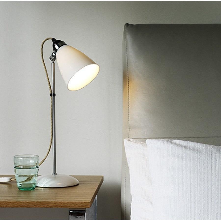 Miljøbillede af Hector Medium Dome bordlampe ved sengelampe fra Original BTC