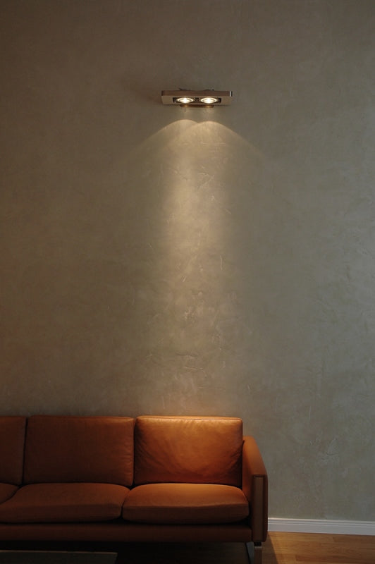 Miljøbillede af Beyond væg 2 væglampe over sofa Bernd Beisse