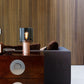 Miljøbillede i stue af Walter bordlampe i kobber og antrasit transperent glas