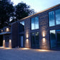 Miljøbillede af sort Fjong væglampe på hus fasade fra david superlight