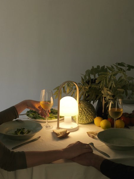 hygge ved bordet med FollowMe LED bordlampe fra Marset designer Inma Bermúdez, 2014