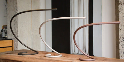 Squiggle bordlampe vist i de tre størrelser 