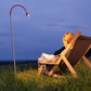 Miljøbillede af athene Unplugged gulvlampe med batteri udendørs med rød flex arm fra Less N More