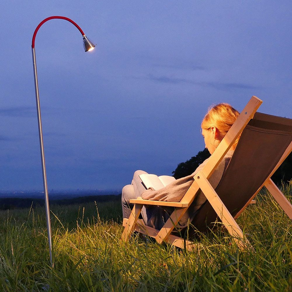 Miljøbillede af athene Unplugged gulvlampe med batteri udendørs med rød flex arm fra Less N More