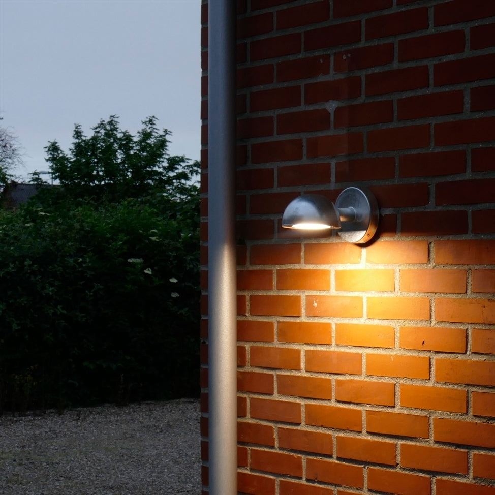 Miljøbillede af Poppel væglampe i galvaniseret på mursten davidsuperlight