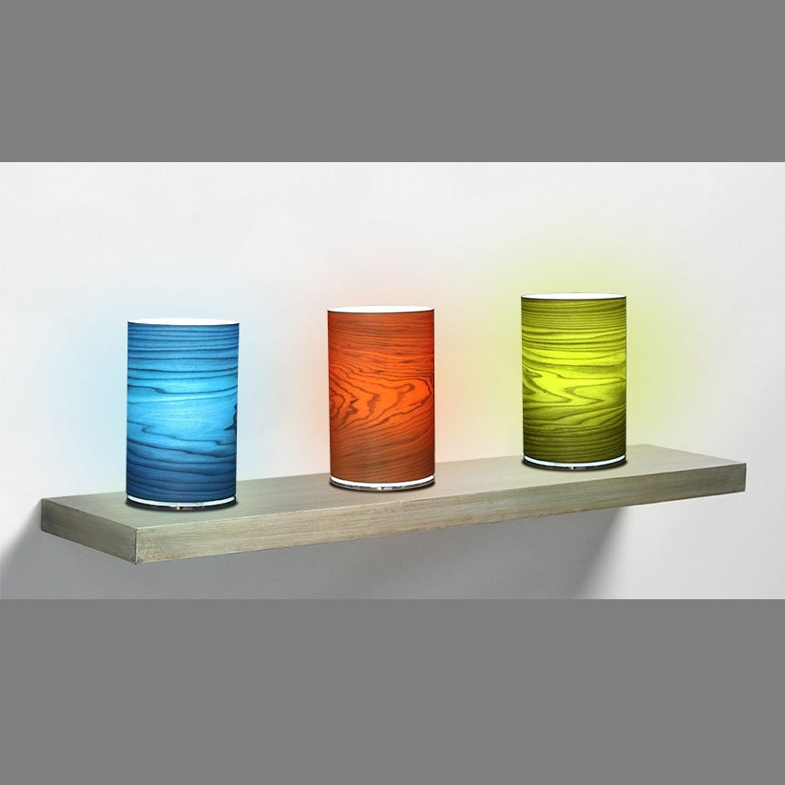Miljøbillede af Pot bordlampe vist med blå, rød og grøn finer skærm fra Icono