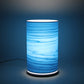 Pot bordlampe vist med blå træfiner skærm fra Icono 