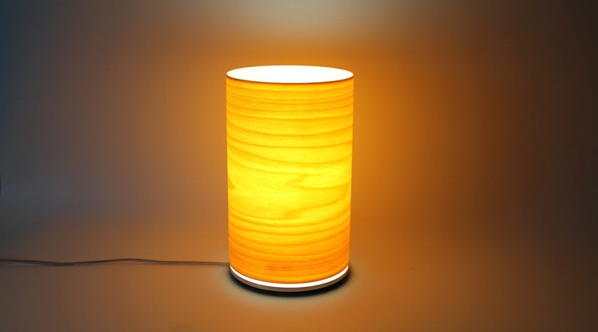 Pot bordlampe vist med birk finerskærm fra Icono 