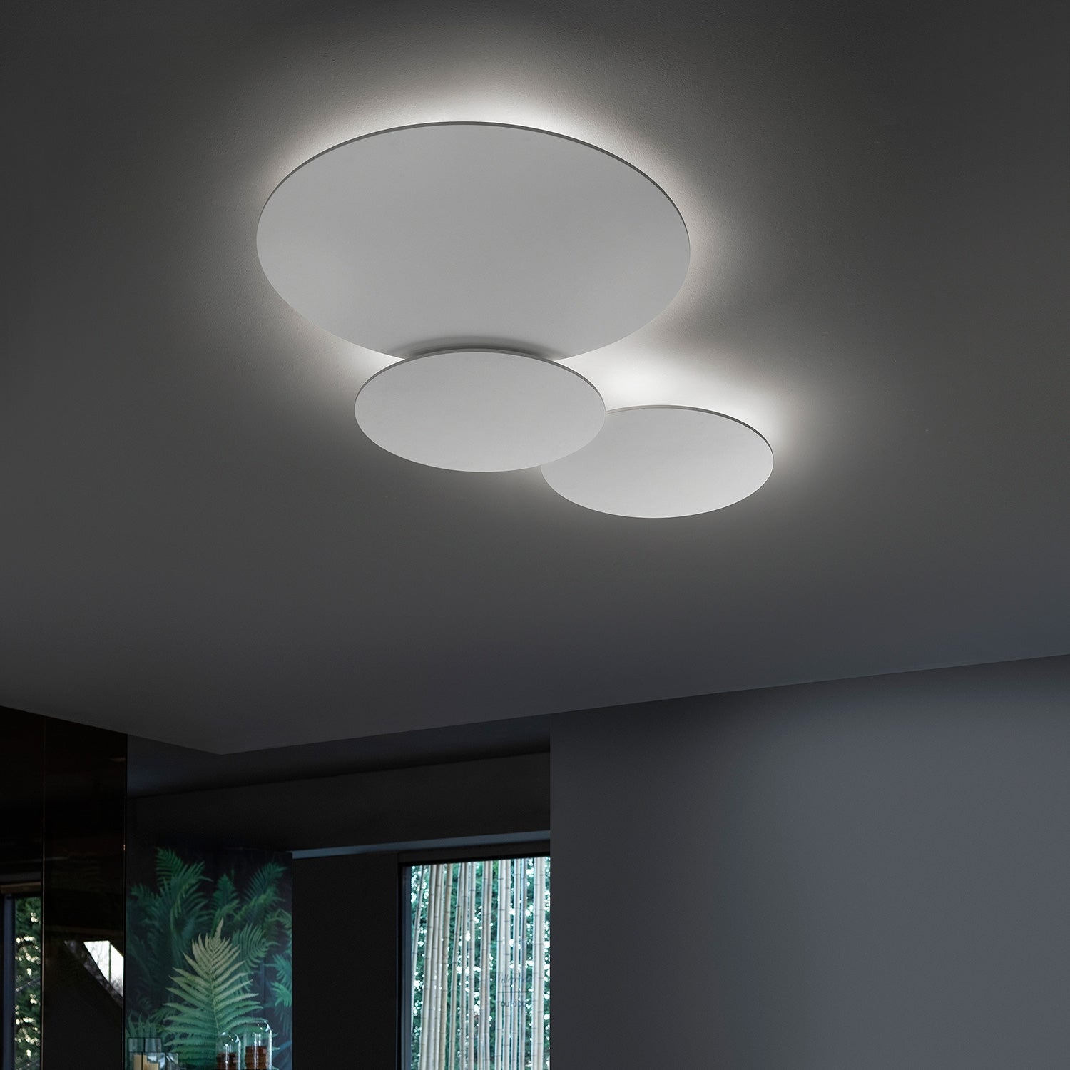 Miljøbillede af Puzzle Mega Round i hvid i de to størelser væg/loftlampe fra Studio Italia Design