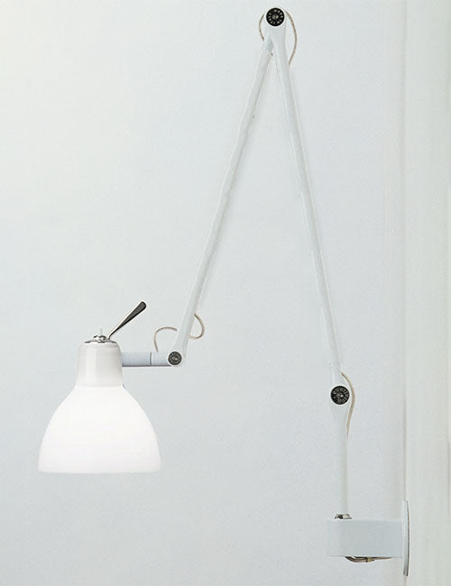 Miljøbillede af Luxy W2 med mælke hvid skærm og hvidt stel væglampe fra Rotaliana