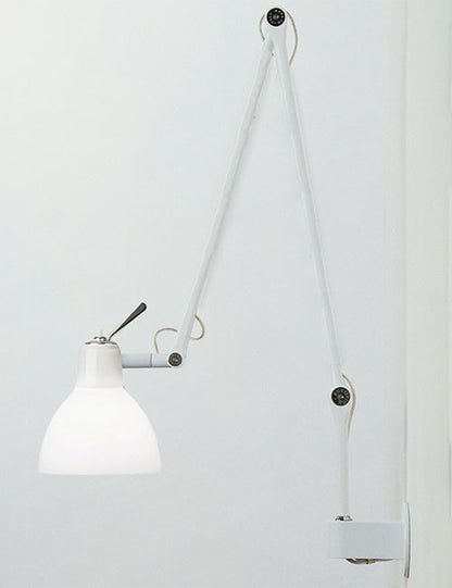 Miljøbillede af Luxy W2 med mælke hvid skærm og hvidt stel væglampe fra Rotaliana