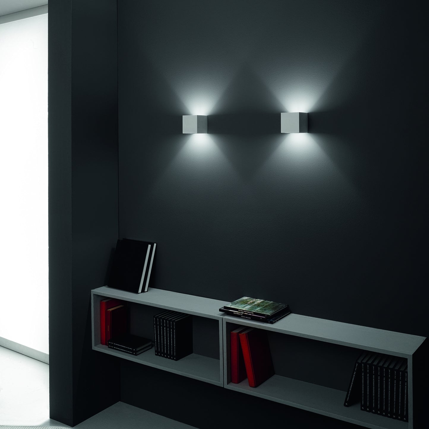 miljøbillede af Secret IP54 væglampe i aluminium på stue fra Eggerlicht