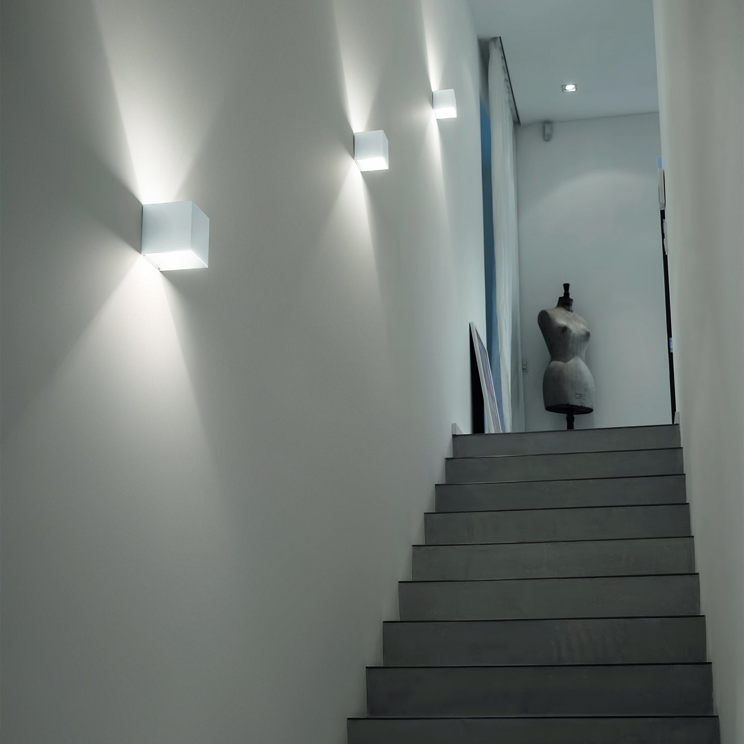 miljøbillede af Secret IP54 i grå på trappeopgang væglampe fra Eggerlicht