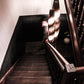 Miljøbillede af Skinny 290 pendel på en trappeopgang fra Think Paper