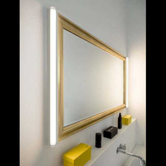 Miljøbillede af Mirba LED på siden af spejl væglampe Wever & Ducré