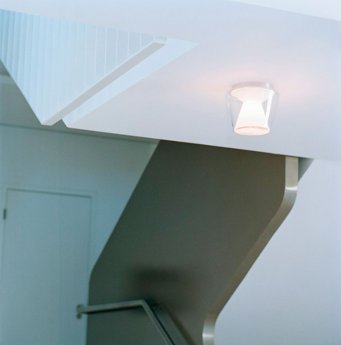 Miljøbillede af Annex L loftlampe med klar skærm og opal hvid inderskærm fra Serien Lighting 2